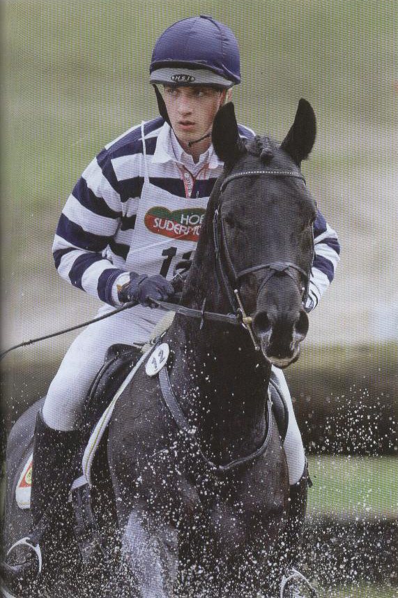 Cheval noir en concours complet, passage dans l’eau